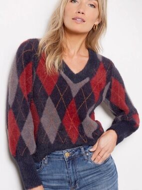 Evereve Lea Argyle V-Neck Sweater - Size S